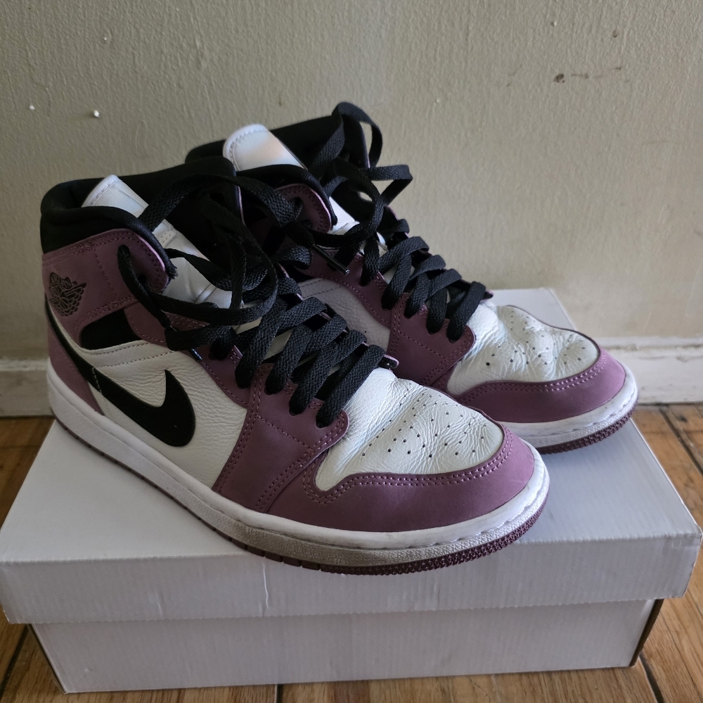 Nike Women's Sneakers in Purple and White